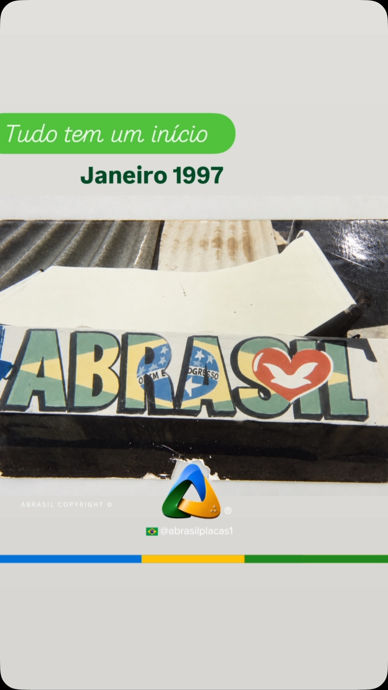 Há 29 anos, em 1997, tudo começava aqui.
Pouca estrutura, muitos sonhos e uma vontade enorme de fazer acontecer.
Olhar hoje para a nossa primeira logomarca é voltar ao início de uma caminhada construída com trabalho, fé, coragem, criatividade e perseverança.
Muita coisa mudou desde então: a estrutura cresceu, a tecnologia evoluiu, novos profissionais chegaram e milhares de projetos passaram pelas nossas mãos. Mas uma essência continua a mesma: fazer nossos clientes aparecerem.
Essa imagem não mostra apenas uma marca antiga.
Ela mostra onde nasceu uma história que continua sendo escrita todos os dias.
1997 → 2026 | 29 anos de Abrasil Placas.
Obrigado a cada cliente, colaborador, fornecedor, amigo e parceiro que faz parte dessa trajetória.
Abrasil Placas — há 29 anos, o nosso negócio é você aparecer!