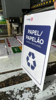 Seu consultório organizado, sinalizado e com uma apresentação muito mais profissional.
Com o Kit de Sinalização Abrasil, você personaliza os principais ambientes do seu espaço:
• Recepção
• Sala de atendimento
• Banheiro
• Placa de Wi-Fi
Tudo pensado para facilitar a identificação dos ambientes e valorizar a experiência de quem entra no seu consultório.
Seu espaço também comunica a sua marca. Faça cada detalhe aparecer.
Quer montar o kit de sinalização do seu consultório?
Traga sua ideia que na Abrasil faz!
📲 (31) 3544-1777
ABRASIL
Há 29 anos, o nosso negócio é você aparecer!