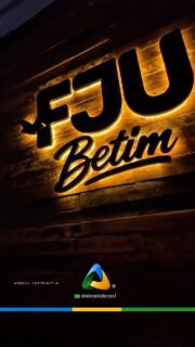 QUANDO O LETREIRO ENCONTRA O PAINEL CERTO, O RESULTADO É PURO REQUINTE.

As letras Fju Betim ganharam um acabamento especial: pintura Automotiva preto fosco, criando um contraste elegante com o painel madeirado.

E para completar? LED Branco Quente  retroluminado, trazendo uma iluminação suave, sofisticada e valorizando ainda mais cada detalhe do letreiro.

É aquele tipo de comunicação visual que não precisa exagerar para chamar atenção: o acabamento fala por si.

Gostou do resultado? Curta, compartilhe e segue  a @abrasilplacas1 para acompanhar mais projetos como este.

Nosso WhatsApp (31) 3544-1777

ABRASIL,
Há 29 anos, o nosso negócio é você aparecer!

#AbrasilPlacas #letracaixa #letras #comunicaçãovisual #retroiluminado