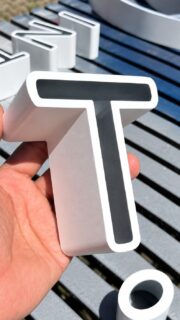CAIXA DE MANUTENÇÃO, LETRA CAIXA BACKLIGHT
Não é só uma letra. É tecnologia, acabamento e praticidade pensados em cada detalhe.
Letra caixa alta com pintura automotiva e acabamento premium, desenvolvida com caixa de manutenção, que facilita o acesso aos componentes internos do letreiro para futuras intervenções, quando necessárias.
Um sistema pensado para unir estética, iluminação e facilidade de manutenção, valorizando ainda mais o projeto.
Sua marca merece aparecer nos mínimos detalhes.
Quer um letreiro BackLight personalizado para sua empresa?
Traga sua ideia que na Abrasil faz!
ABRASIL,
Há 29 anos, o nosso negócio é você aparecer! #abrasil #anjotintas #backlight #comercialtintas #letracaixa