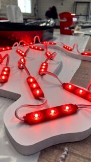 SUA MARCA MERECE BRILHAR À ALTURA DO SEU NEGÓCIO.
Um bom letreiro não é apenas iluminação. É presença, acabamento e a sua marca sendo vista do jeito que ela merece.
Na Abrasil Placas, nossos letreiros com LED unem:
💡 Iluminação de alto impacto
✨ Acabamento profissional
🛡️ 3 anos de garantia no LED
🏢 Produção pensada para valorizar sua fachada e sua marca
Porque quando a iluminação é bem feita, sua empresa não apenas acende — ela aparece.
🔥 Quer colocar sua marca em evidência? Traga seu projeto que na Abrasil faz!
📲 (31) 3544-1777
Gostou? Curta, compartilhe e siga a Abrasil Placas.
ABRASIL
Há 29 anos, o nosso negócio é você aparecer!#AbrasilPlacas #LetreiroLED #ComunicaçãoVisual #LetraCaixa #fachadascomerciais