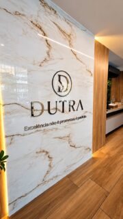 LETREIRO EM ACRÍLICO DOURADO ESPELHADO .
Quando a identidade da marca pede sofisticação, elegância e presença, cada detalhe faz diferença.
O acrílico dourado espelhado transforma o letreiro em parte da decoração, criando um acabamento moderno e marcante para recepções, consultórios, escritórios, lojas e ambientes corporativos.
Sua marca não precisa apenas estar na parede.
Ela precisa ser percebida.
Quer valorizar seu ambiente com um letreiro personalizado?
📲 (31) 3544-1777
Traga sua ideia que na Abrasil faz!
ABRASIL,
Há 29 anos, o nosso negócio é você aparecer!