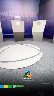 UM CENÁRIO QUE TAMBÉM COMUNICA. 🎬
Quando cada detalhe precisa aparecer diante das câmeras, acabamento, proporção e presença visual fazem toda a diferença.
A Abrasil Placas teve a satisfação de produzir este cenário para a Record, em uma produção envolvendo governadores do Estado de Minas Gerais.
Do projeto à execução, nosso trabalho é transformar ideias em ambientes que valorizam a comunicação, fortalecem a identidade visual e entregam presença em cada enquadramento.
Cenografia, comunicação visual e acabamento profissional para quem precisa fazer bonito — no evento, no palco e diante das câmeras.
📲 Precisa desenvolver um cenário especial para sua empresa, evento ou produção?
Traga sua ideia que na Abrasil faz!
📞 (31) 3544-1777
ABRASIL
Há 29 anos, o nosso negócio é você aparecer!
#AbrasilPlacas #Cenografia #ComunicaçãoVisual #Record #MinasGerais